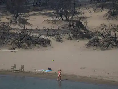 Hinten die verbrannte Vegetation, vorn das Mittelmeer. Ein Strand bei Gennadi auf Rhodos.