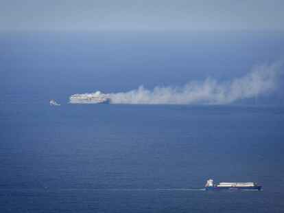 Der Frachter &laquo;Fremantle Highway&raquo; brennt in der Nordsee oberhalb von Ameland.