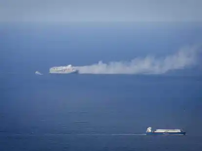 Der Frachter &laquo;Fremantle Highway&raquo; brennt in der Nordsee oberhalb von Ameland.