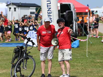 F&uuml;r Organisator Bernd Crudopf (rechts im Bild mit Uwe Frerichs ist es der letzte Friesencross.