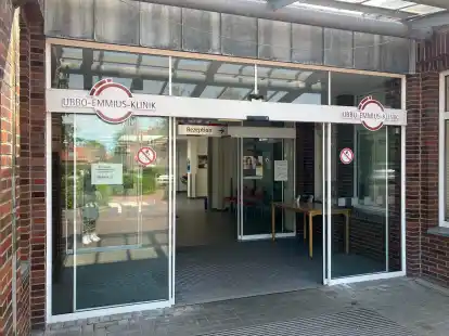 Noch steht Ubbo-Emmius-Klinik am Geb&auml;ude &ndash; doch in Norden gibt es seit fast einem Monat keinen Krankenhausbetrieb mehr.