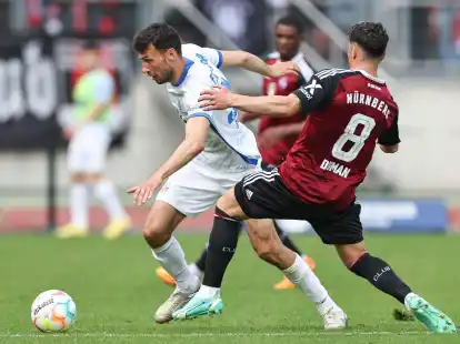 Taylan Duman (r) versucht gegen Rostocks Lukas Fr&ouml;de, den Ball zu erobern.