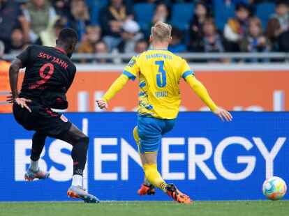 Regensburgs Prince Osei Owusu (l) schie&szlig;t das Tor zum 2:1.