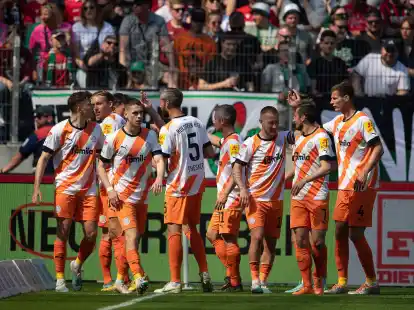 Kantersieg: Kiels Spieler jubeln nach der 1:0-F&uuml;hrung, einige Treffer sollten folgen.