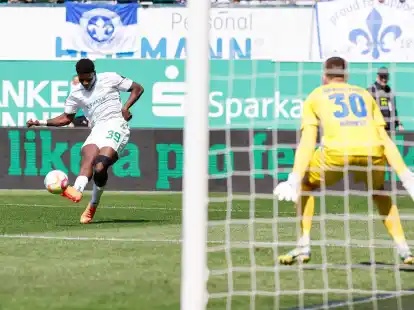 Der F&uuml;rther Ragnar Ache (l) schie&szlig;t auf das Tor.