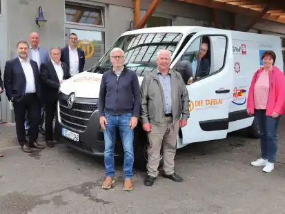 &Uuml;bergabe des neuen Fahrzeuges an die &bdquo;Carla&ldquo; Friesoythe (von links): J&uuml;rgen Fuhler (VR-Bank), Stefan Awick (Volksbank), Markus Lamping (Raiba), Michael Schaub, Herbert Neteler (A+T), Johannes Budde, Werner Fuhler, Reinhold Looschen, Bianca Henken (alle Tafel) und Eckehard Drees (Caritas).