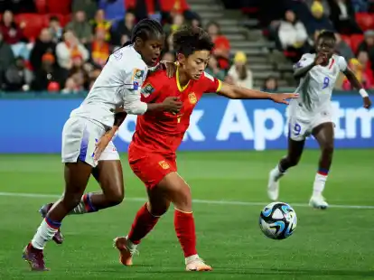 Haitis Batcheba Louis (l) k&auml;mpft mit Chinas Wang Shuang um den Ball.