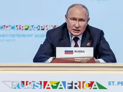 Kremlchef Wladimir Putin spricht beim Russland-Afrika-Gipfel in St. Petersburg.