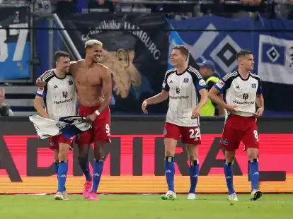 Hamburgs Robert Glatzel (2.vl) bejubelt sein Tor zum 4:3.