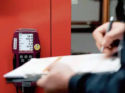 Heizungscheck: Bei der Wartung reinigt und &uuml;berpr&uuml;ft ein Fachhandwerker die Anlage, sodass sie anschlie&szlig;end sparsamer l&auml;uft.