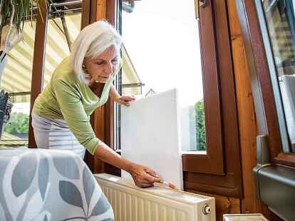 Im Wohnraum: Die Wand hinter einem Heizk&ouml;rper l&auml;sst sich isolieren.