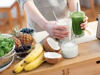 Wer sich selbst einen Smoothie zubereitet, sollte nicht nur Obst, sondern auch Gem&uuml;se in den Mixer werfen. Und: Fertigprodukte &uuml;berfordern die Leber, sagen Ern&auml;hrungsexperten.