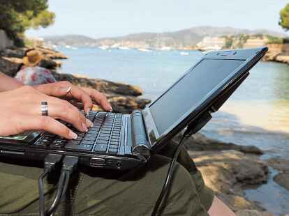 <p>Unterwegs: Mit einem mobilen Hotspot l&auml;sst  sich ein Mobilfunk-Internetzugang per WLan einrichten. </p>