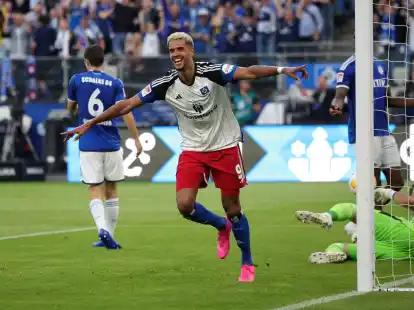 Hamburgs Robert Glatzel (M) bejubelt sein Tor.