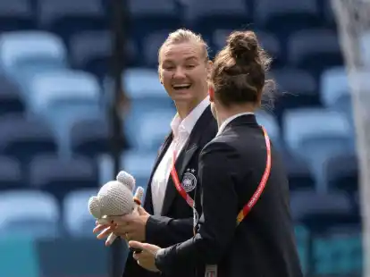 Alexandra Popp (l) und Marina Hegering bei der Platzbegehung.