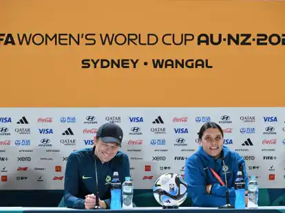 Sam Kerr, die Kapit&auml;nin der australischen Mannschaft mit Trainer Tony Gustavsson bei einer Pressekonferenz.