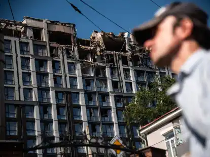 Bei einem Raketeneinschlag in Dnipro wurden mehrere Menschen verletzt.