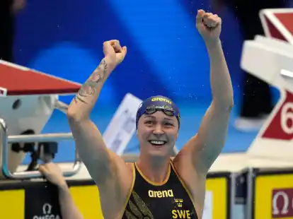 Sarah Sjoestroem feiert ihren Sieg bei den Schwimm-Weltmeisterschaften in Fukuoka.