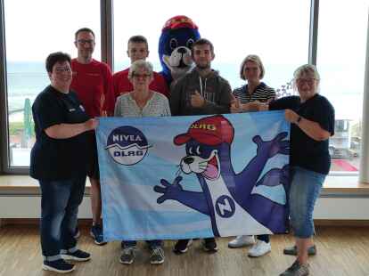 Die Ausbilderinnen Kerstin Pollmann (links) und Ute Wilken (rechts) mit den Lehrgangsteilnehmern.