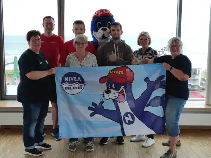 Die Ausbilderinnen Kerstin Pollmann (links) und Ute Wilken (rechts) mit den Lehrgangsteilnehmern.