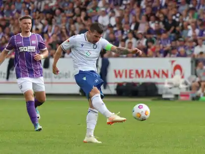 KSC-Profi Jer&ocirc;me Gondorf (r) beim Torabschluss.