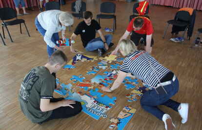 Auch die Gro&szlig;en m&uuml;ssen puzzeln.