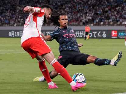 Nathan Ak&eacute; (r) hat bei City bis 2027 verl&auml;ngert.