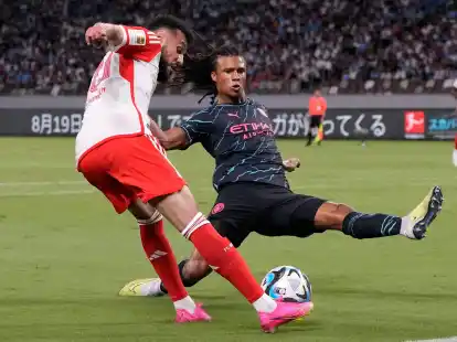 Nathan Ak&eacute; (r) hat bei City bis 2027 verl&auml;ngert.