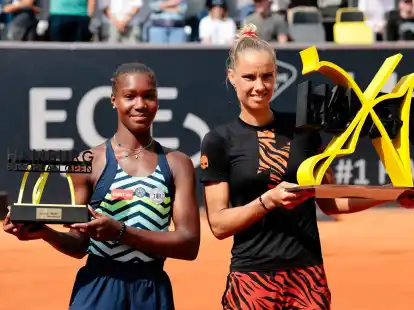 Noma Noha Akugue (l) musste sich im Finale von Hamburg Arantxa Rus geschlagen geben.