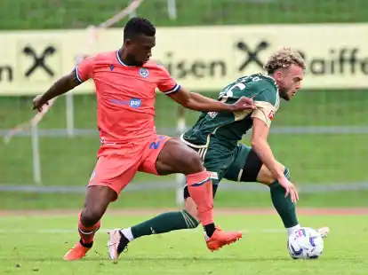 Unions Benedict Hollerbach (r) im Zweikampf mit Christian Kabasele von Udinese.