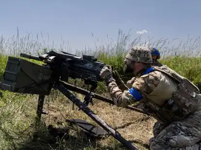 Ein ukrainischer Soldat feuert einen MK19-Granatwerfer in Richtung russischer Stellungen an der Frontlinie in der N&auml;he von Bachmut.