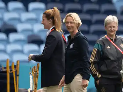 Martina Voss-Tecklenburg schickt in Chantal Hagel (l) in die Startelf gegen Kolumbien.