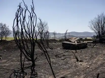 Ein verbranntes Auto in der zentralgriechischen Stadt Nea Anchialos.