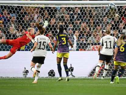 DFB-Keeperin Merle Frohms ist bei Kolumbiens F&uuml;hrung von Linda Caicedo (nicht im Bild) machtlos.