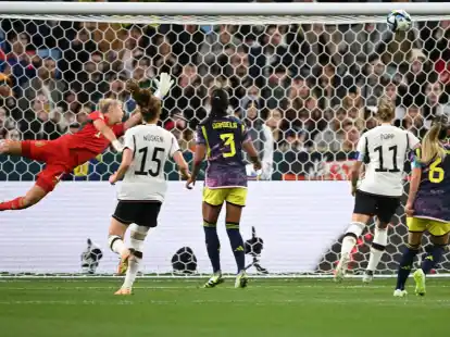 DFB-Keeperin Merle Frohms ist bei Kolumbiens F&uuml;hrung von Linda Caicedo (nicht im Bild) machtlos.