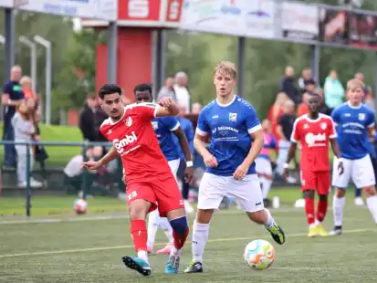 Hier schaut er dem Pass seines Gegenspielers (links/Adam Toufaili) zwar hinterher, zeigte aber eine sehr gute Partie in Aurich: Borssums Brian Wienkamp.