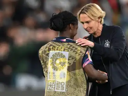 Bundestrainerin Martina Voss-Tecklenburg spricht nach der 1:2-Niederlage gegen Kolumbien mit Linda Caicedo.