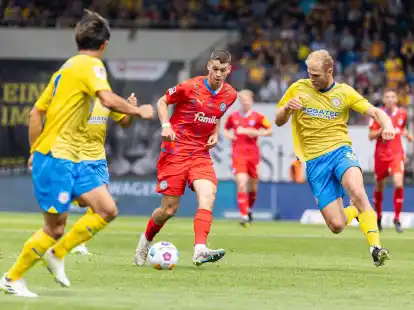 Die Kieler um Philipp Sander (M.) setzten sich sp&auml;t in Braunschweig durch.