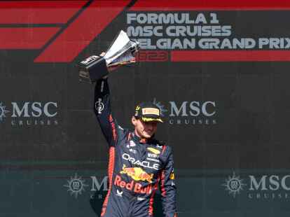 Formel-1-Pilot Max Verstappen vom Team Red Bull Racing feiert seinen Sieg.