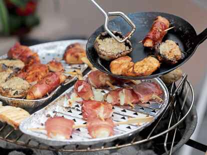 Viel Grillgut landet im Sommer drau&szlig;en auf dem Rost.