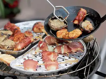 Viel Grillgut landet im Sommer drau&szlig;en auf dem Rost.