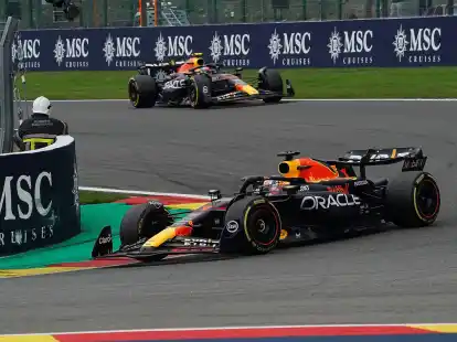 Die Red-Bull-Piloten Max Verstappen und Sergio Perez sind auf der Strecke in Spa unterwegs.