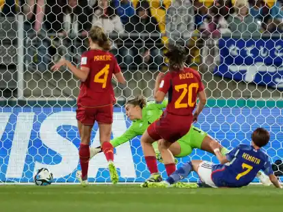 Japans Hinata Miyazawa (r) erzielt das erste Tor ihrer Mannschaft.