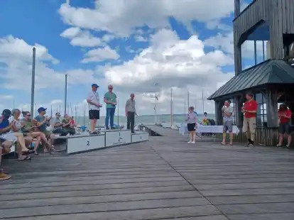 Freute sich &uuml;ber seine Bronzemedaille: Roland Frank neben dem Erst- und Zweitplatzierten, Matthias Horstmann aus Isenb&uuml;ttel und Wolfgang Gommel aus Neub&auml;u.
