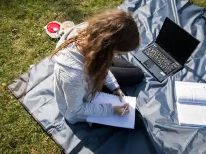 Sprachkenntnisse aufpolieren, Fachkenntnisse erweitern: Je nach Zusatzqualifikation f&auml;llt der Arbeitsaufwand neben der Ausbildung unterschiedlich aus.