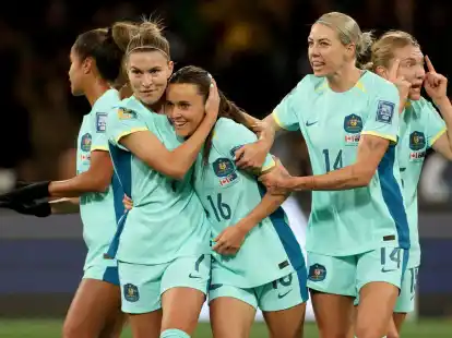 Australiens Hayley Raso (M) jubelt mit ihren Mitspielerinnen &uuml;ber einen Treffer.