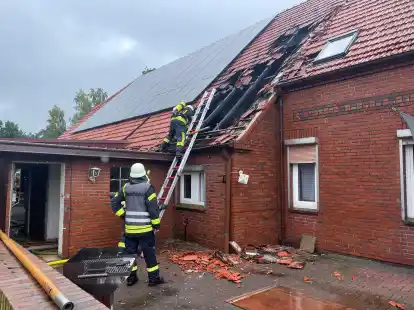 Einsatz f&uuml;r die Feuerwehren in Felde: Dort war unter dem Dach eines ehemaligen Stalls ein Feuer ausgebrochen.