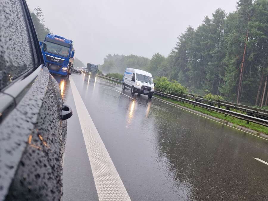 Unfall auf A28 in Bad Zwischenahn Auto prallt bei Regen in