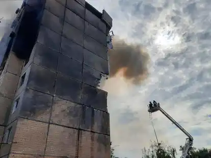 Auf dem vom Presseb&uuml;ro des ukrainischen Innenministeriums zur Verf&uuml;gung gestellten Foto arbeiten Rettungskr&auml;fte nach einem Raketeneinschlag an einem mehrst&ouml;ckigen Wohnhaus in Krywyj Rih.