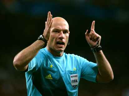 Beklagt einen Verfall des Benehmens im Fu&szlig;ball: Howard Webb.